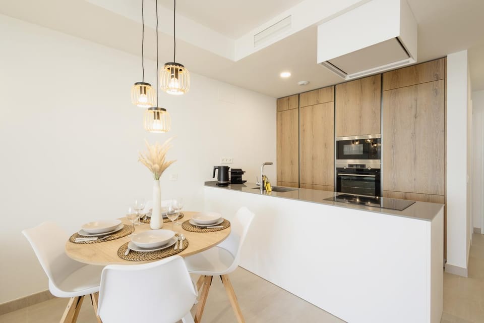 Coffee/tea facilities, Kitchen or kitchenette, Dining area, Sea view, microwave, oven, stove, air conditioner