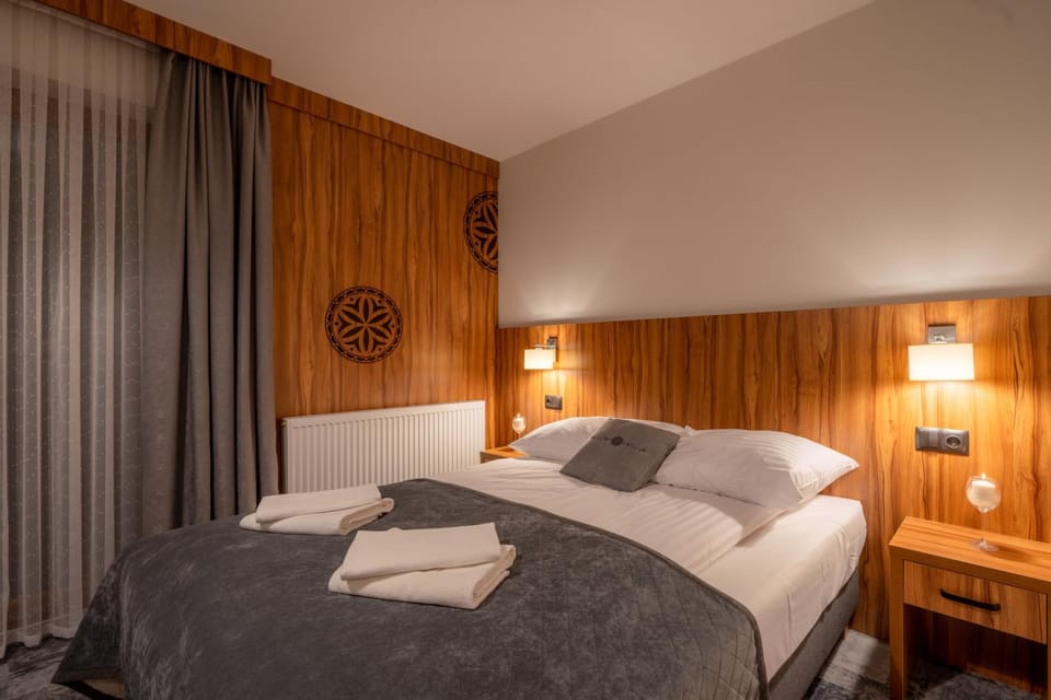 Bed, Photo of the whole room, towels