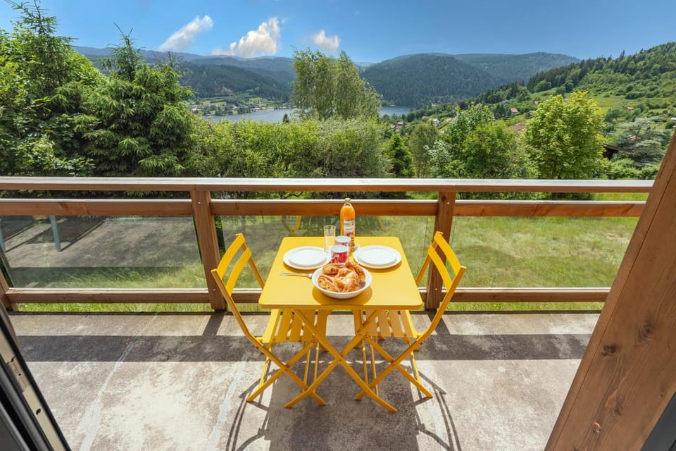 Patio, Day, Natural landscape, View (from property/room), Balcony/Terrace, Dining area, Lake view, Mountain view