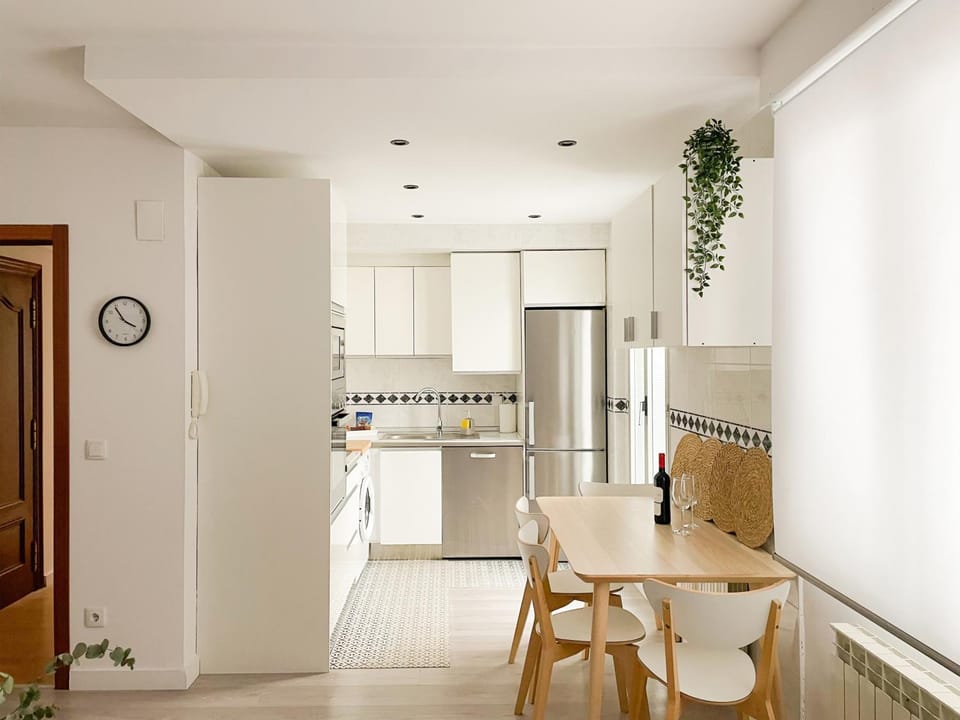 Kitchen or kitchenette, Dining area, dishwasher, oven, stove