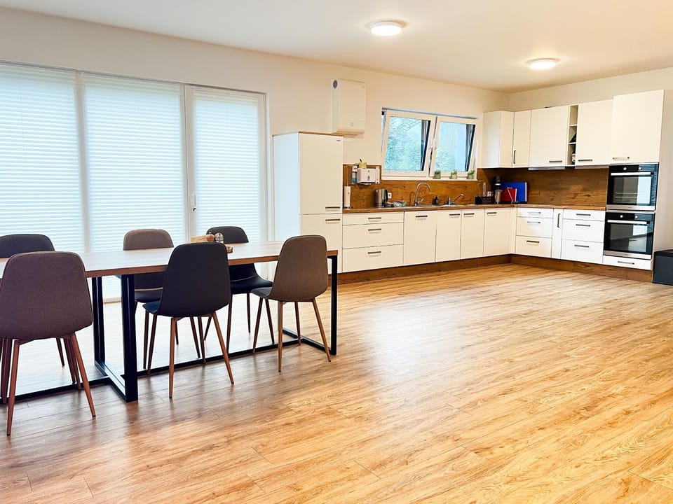 Kitchen or kitchenette, Dining area, Communal kitchen, dishwasher, oven, pet friendly, stove, toaster