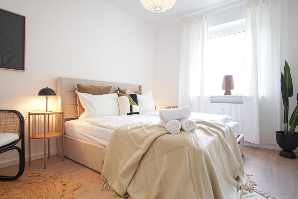 Bed, TV and multimedia, Photo of the whole room, Bedroom, towels