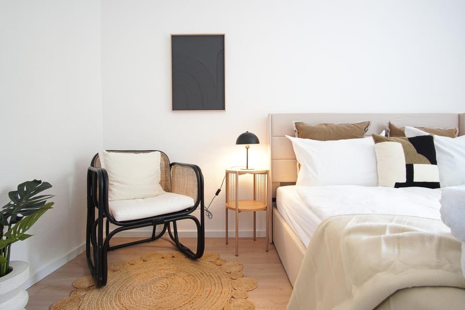 Bed, Photo of the whole room, Seating area, Bedroom