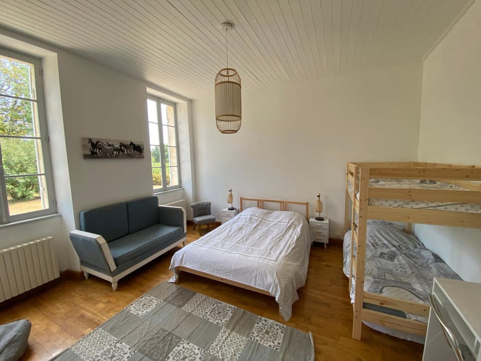 Bed, Photo of the whole room, Bedroom, bunk bed, towels
