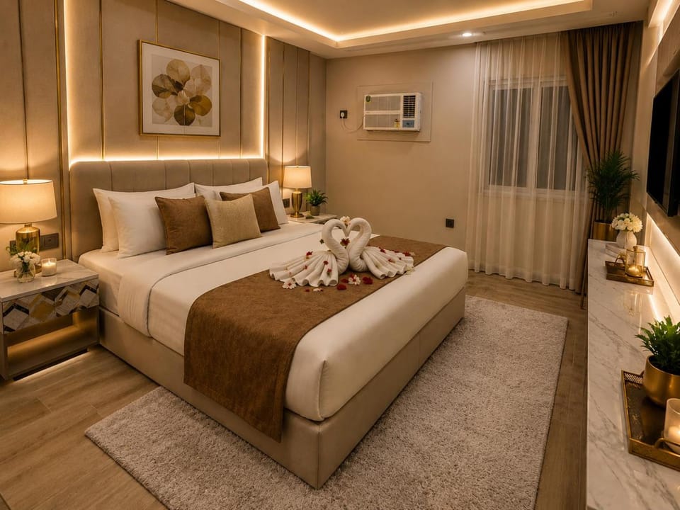 Bed, TV and multimedia, Living room, Photo of the whole room, Seating area, Bedroom