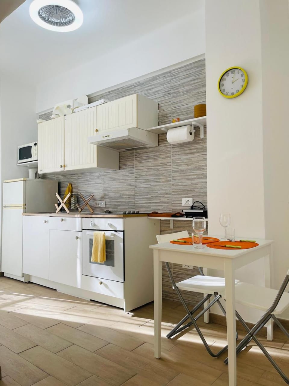 Kitchen or kitchenette, Dining area, oven, stove