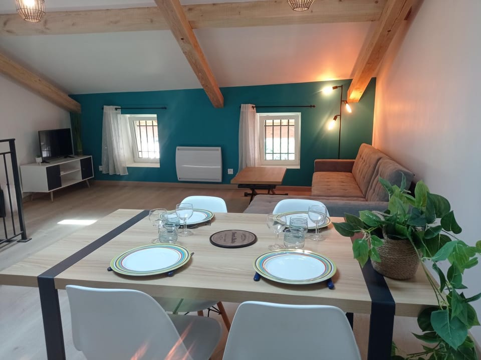TV and multimedia, Seating area, Dining area