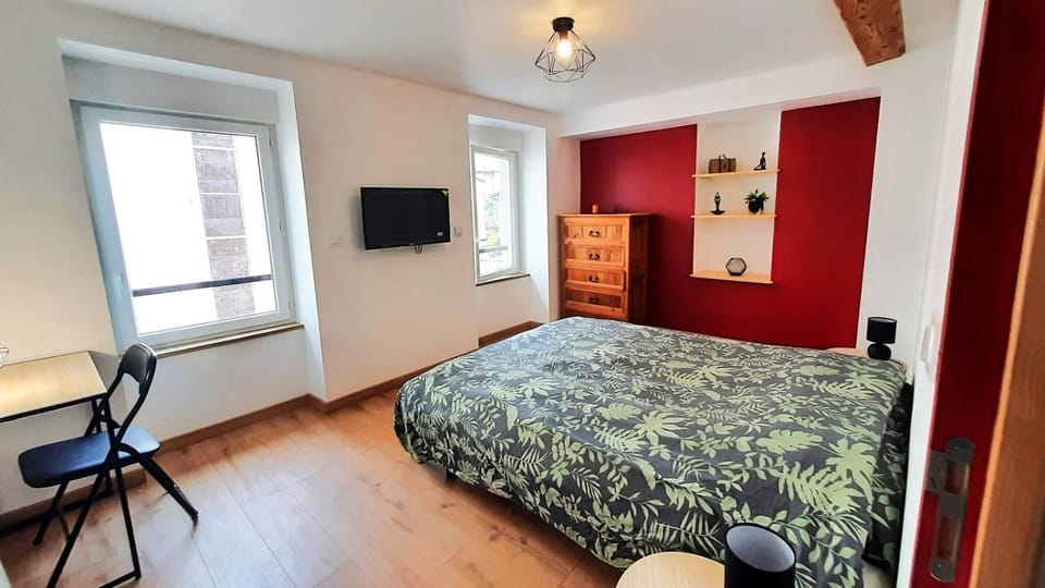 Bed, Photo of the whole room, Seating area, Bedroom