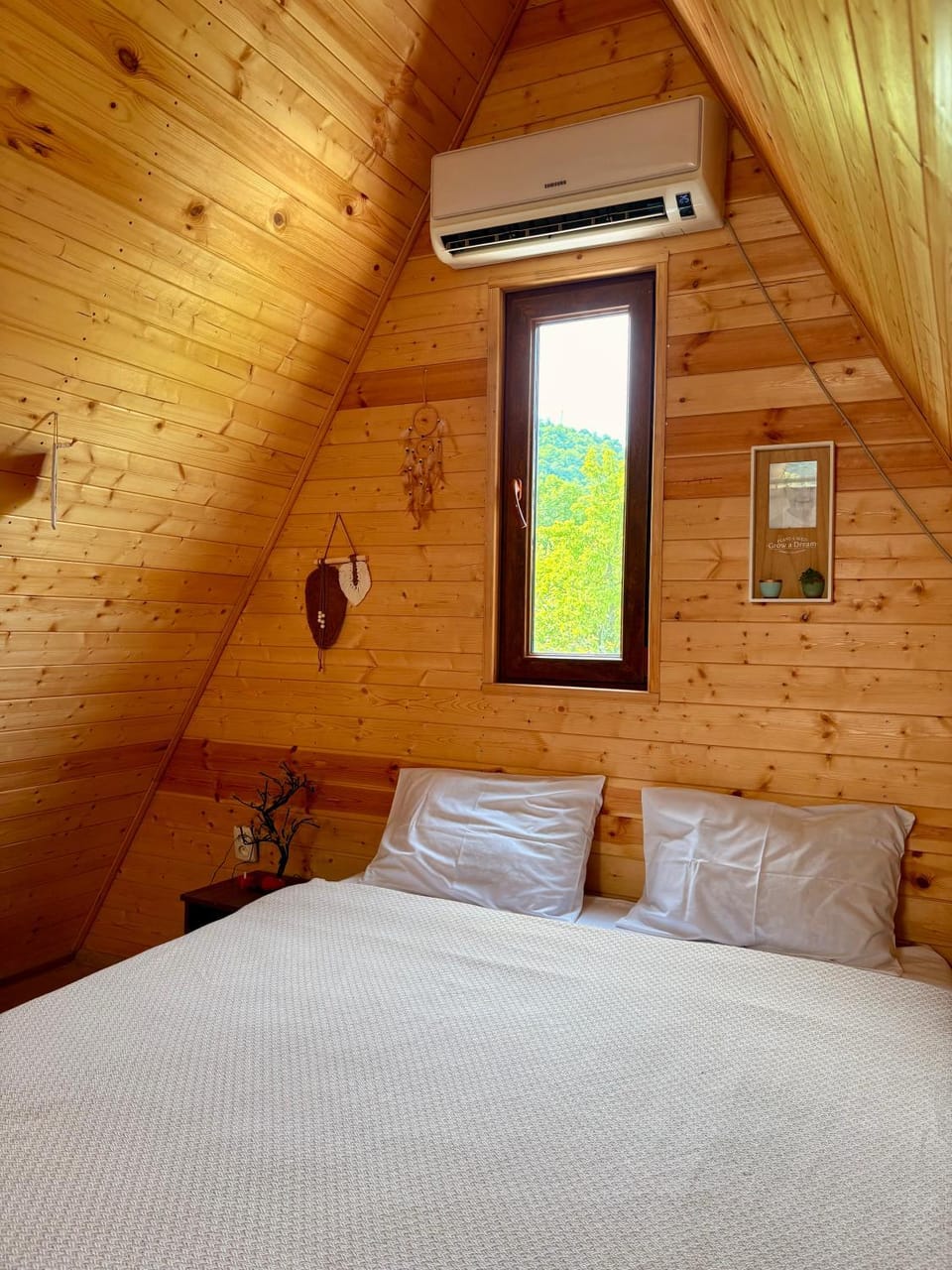 Bed, Bedroom, air conditioner