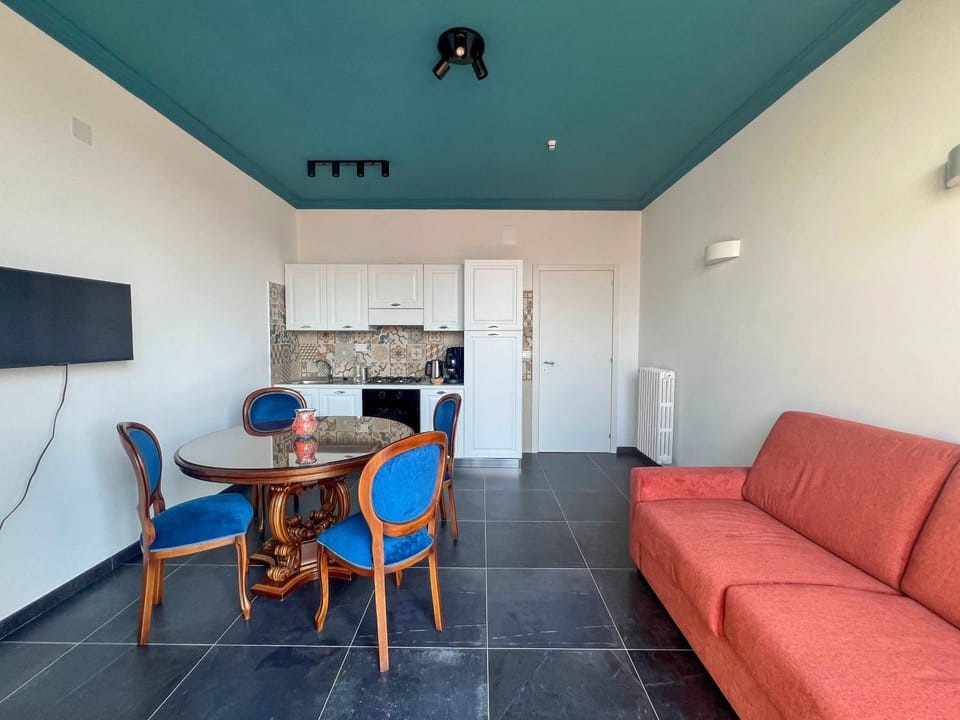 TV and multimedia, Kitchen or kitchenette, Living room, Dining area, kitchen