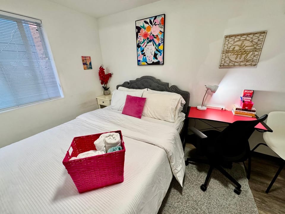 Bed, Photo of the whole room, Seating area, Bedroom