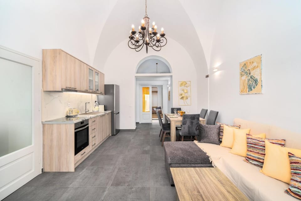Seating area, Dining area, kitchen