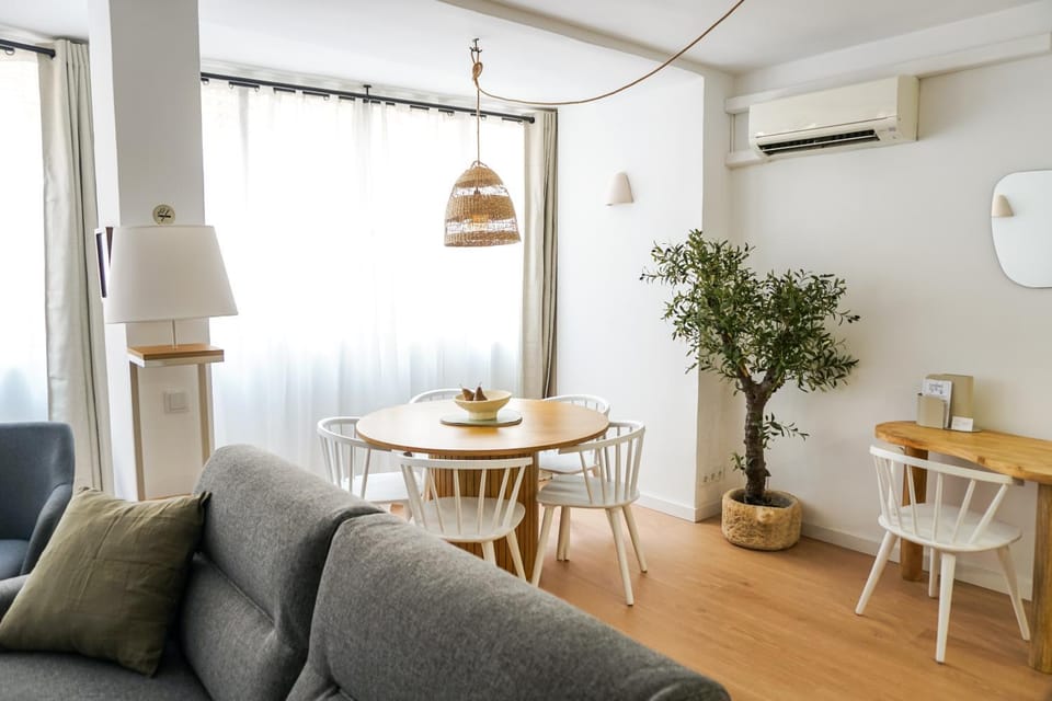 Dining area, heating, air conditioner