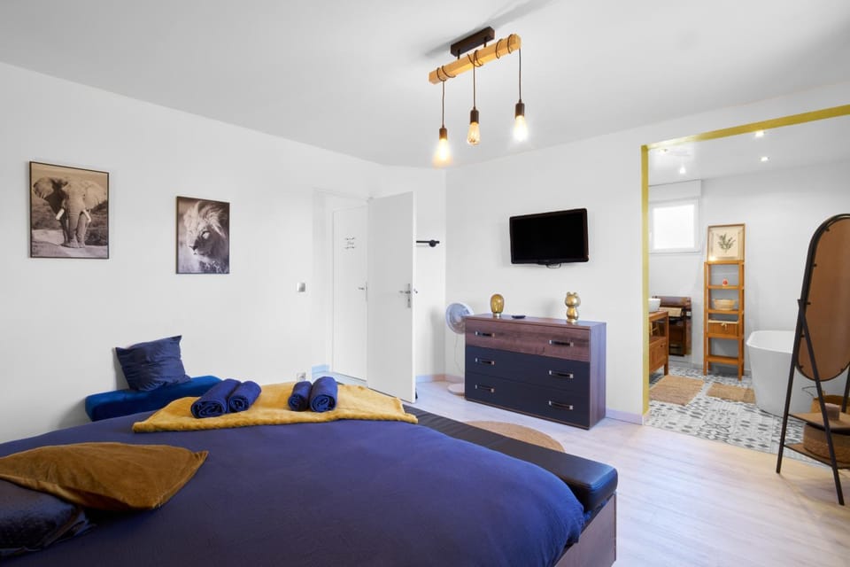 Property building, Living room, Bedroom