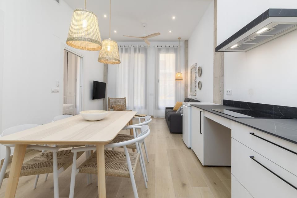 Kitchen or kitchenette, Dining area, stove