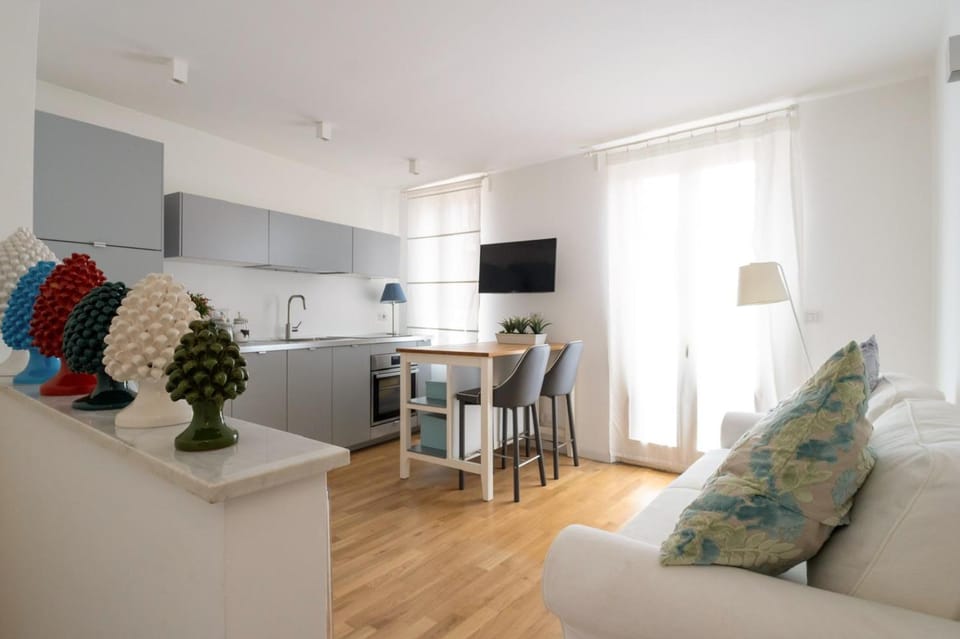 Kitchen or kitchenette, Living room, Seating area, Dining area