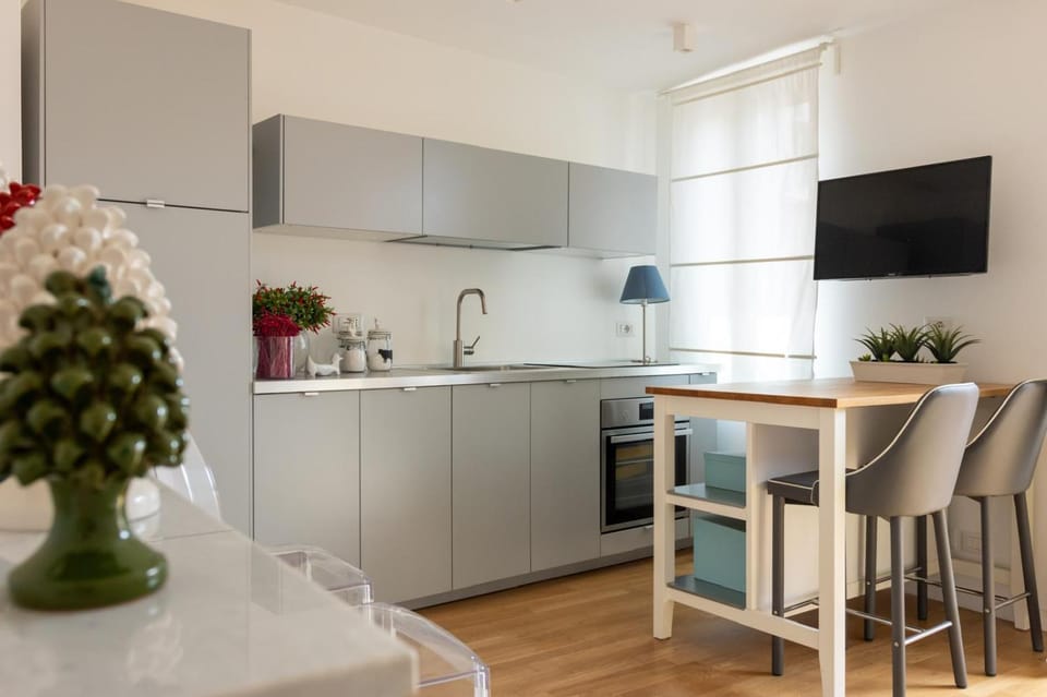 TV and multimedia, Kitchen or kitchenette, Dining area, oven, stove