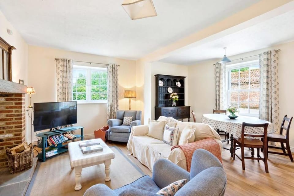 TV and multimedia, Living room, Decorative detail, Decorative detail, Seating area, Dining area, Evening entertainment, fireplace