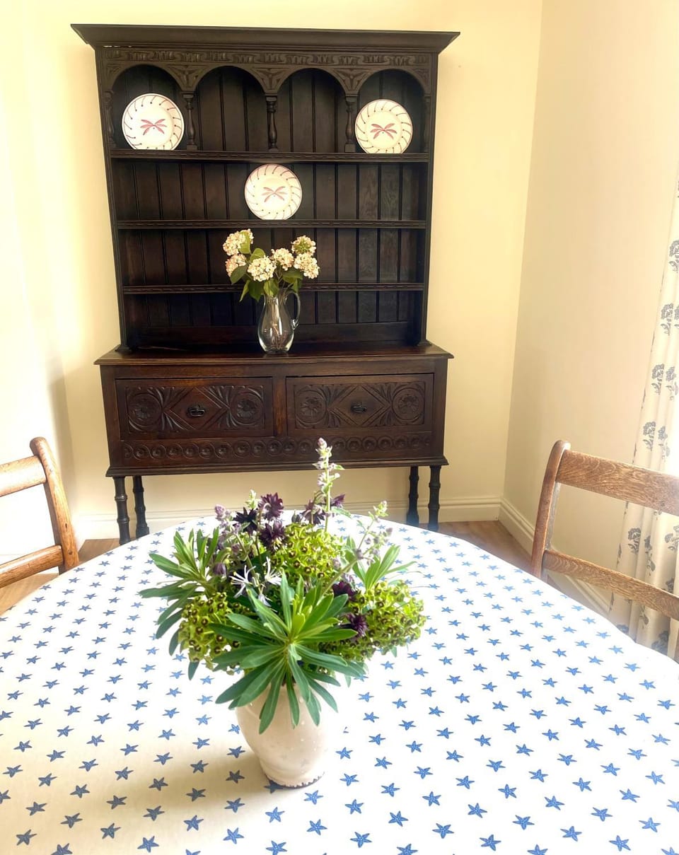 Decorative detail, Dining area, group of guests, Family, Family, furniture, pet friendly