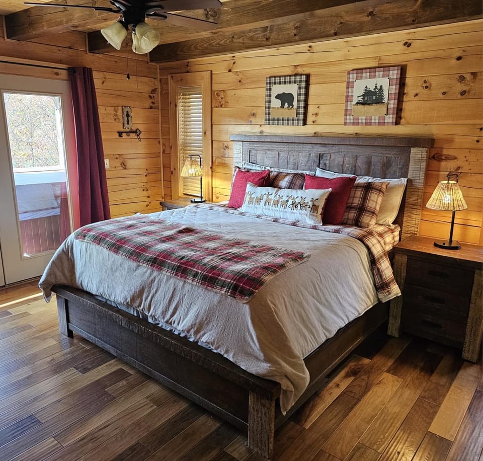 Cardinal Treehouse House in Fontana Lake