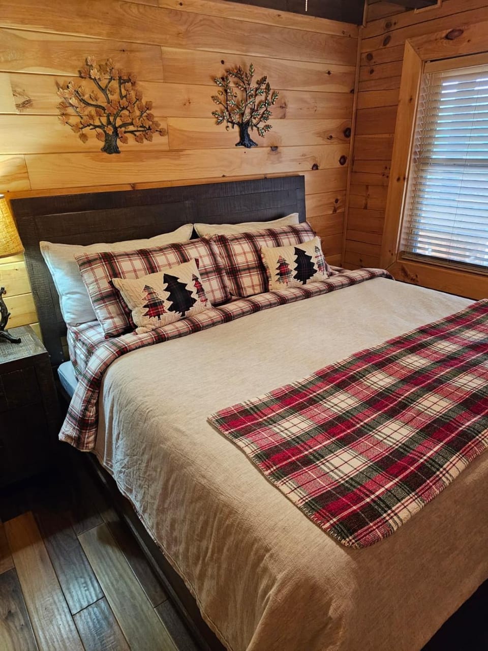 Cardinal Treehouse House in Fontana Lake