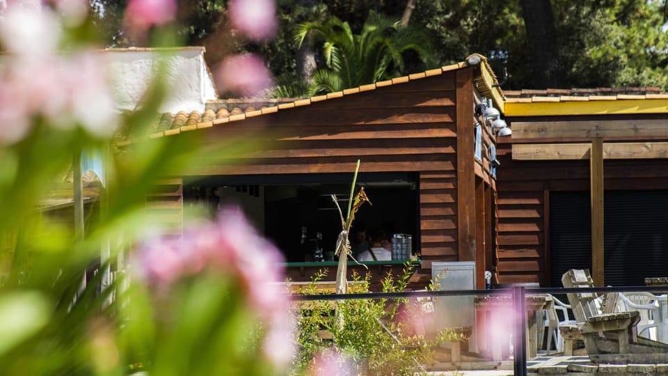 Property building, Restaurant/places to eat, Lounge or bar