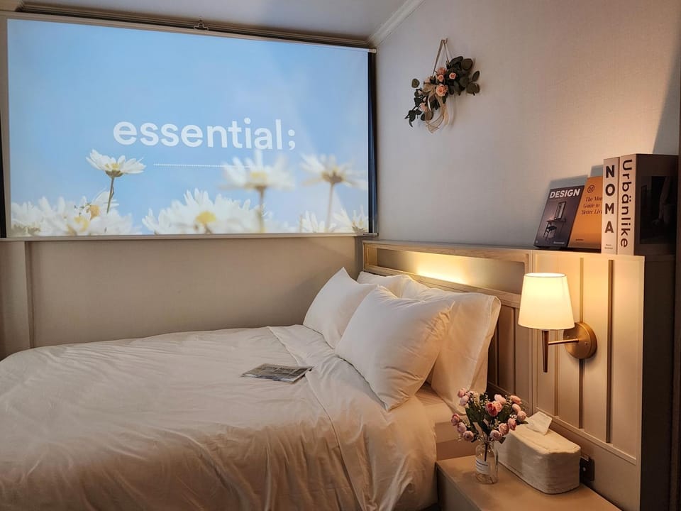 Bed, TV and multimedia, Photo of the whole room, Bedroom