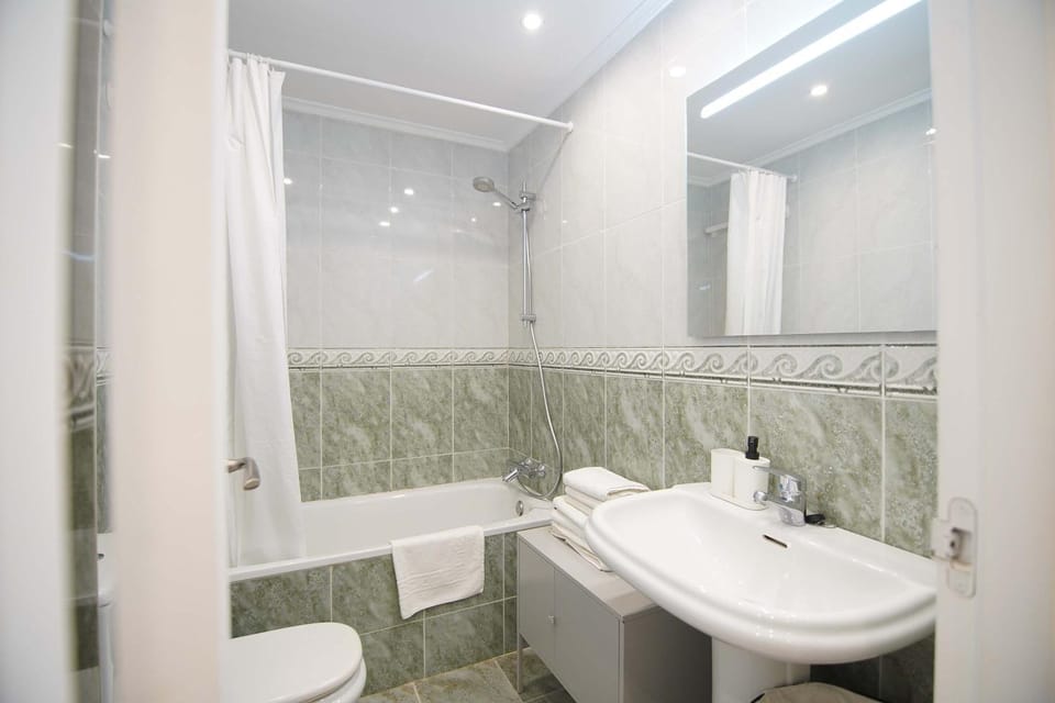 Shower, Toilet, Bathroom, Bath, towels