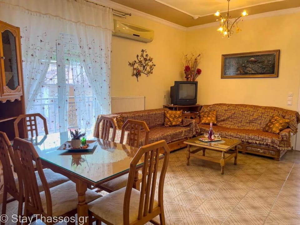 TV and multimedia, Living room, Seating area, Dining area