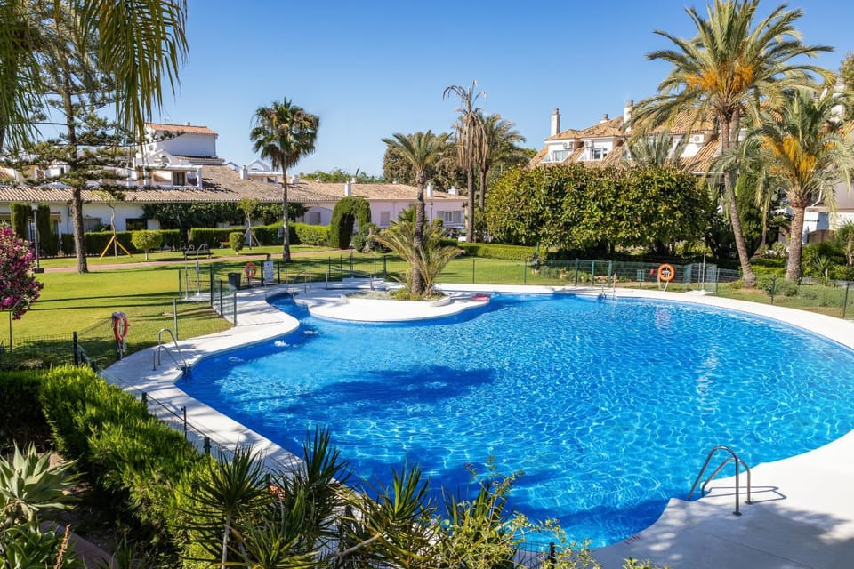 Property building, Garden, Swimming pool