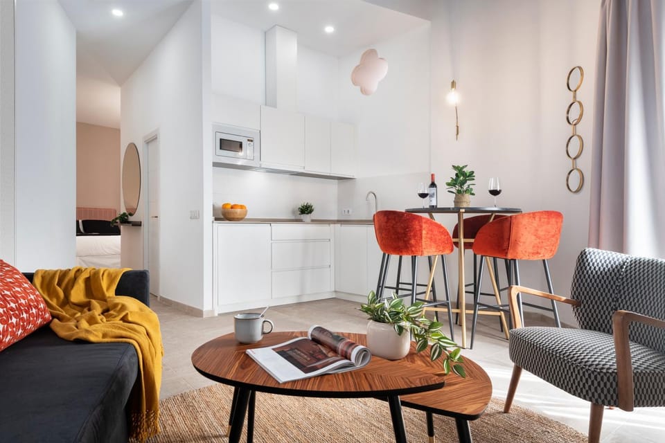 Kitchen or kitchenette, Living room, Seating area, Dining area, stove