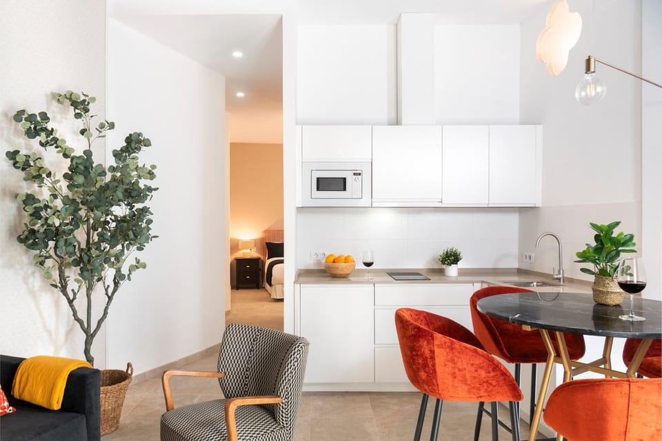 Coffee/tea facilities, Kitchen or kitchenette, Living room, Seating area, Dining area, stove, toaster