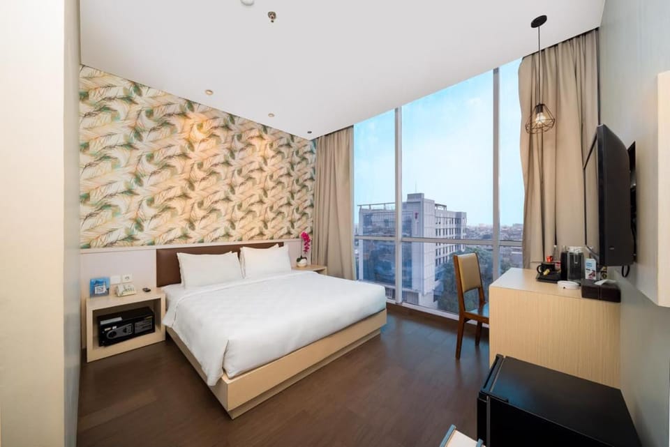 Bed, TV and multimedia, Bedroom, City view, minibar
