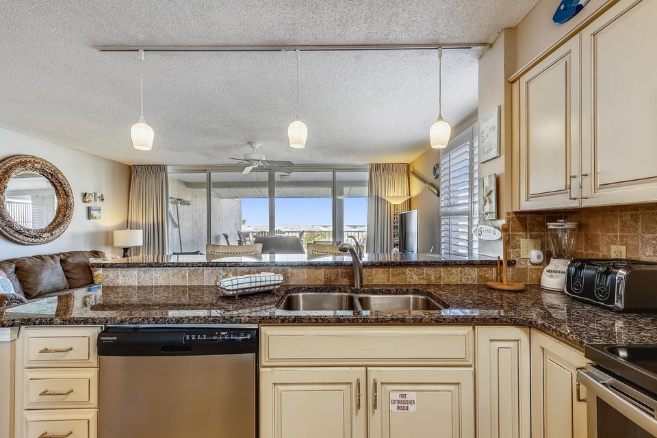 Magnolia House 112- by Holiday Isle Properties Apartment in Destin