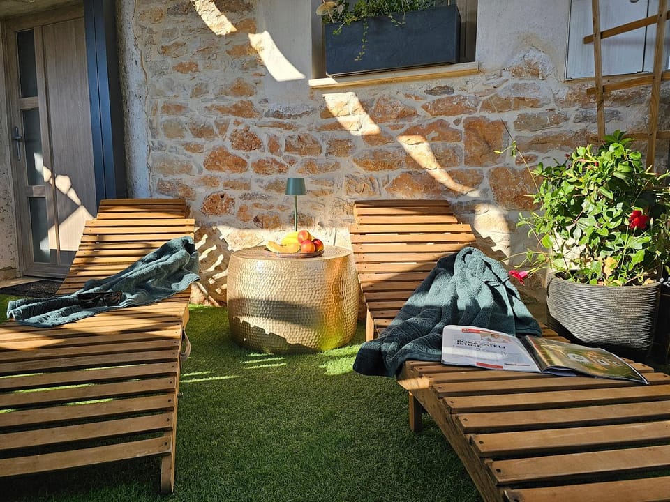 Seating area, Garden view, sunbed