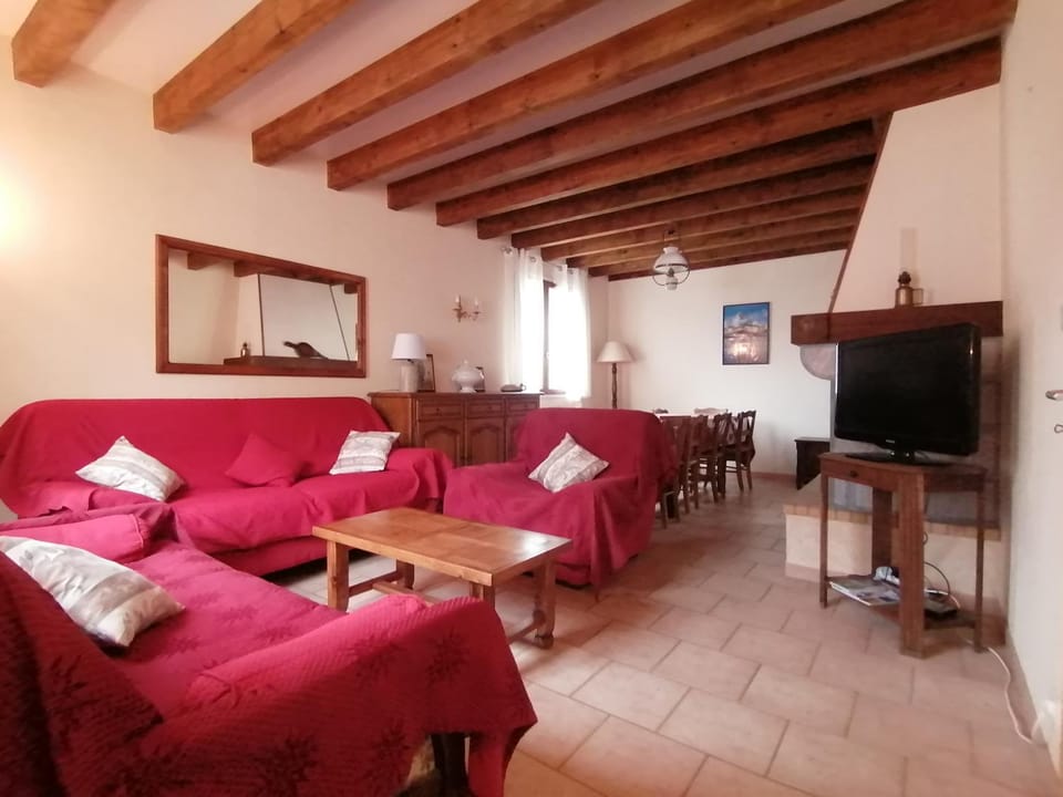 TV and multimedia, Living room, Seating area, Dining area