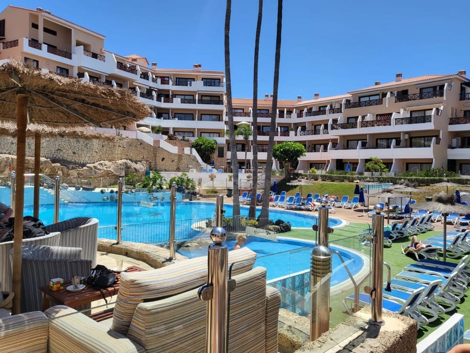Property building, Swimming pool, sunbed