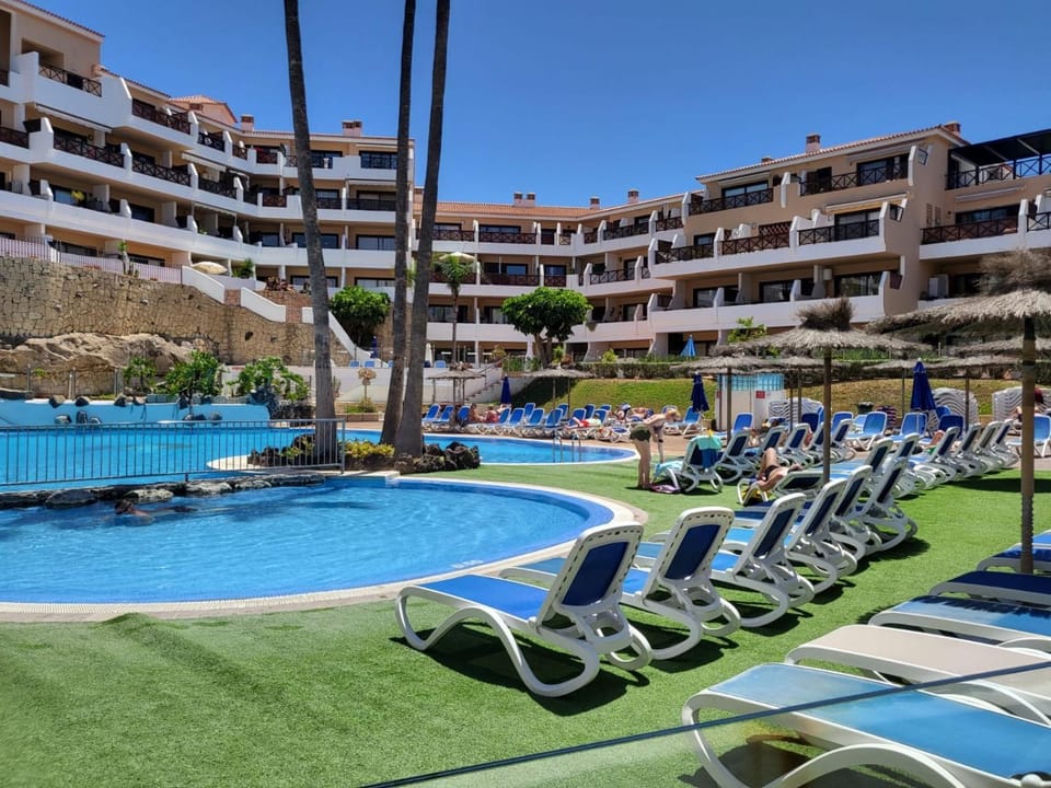 Swimming pool, sunbed