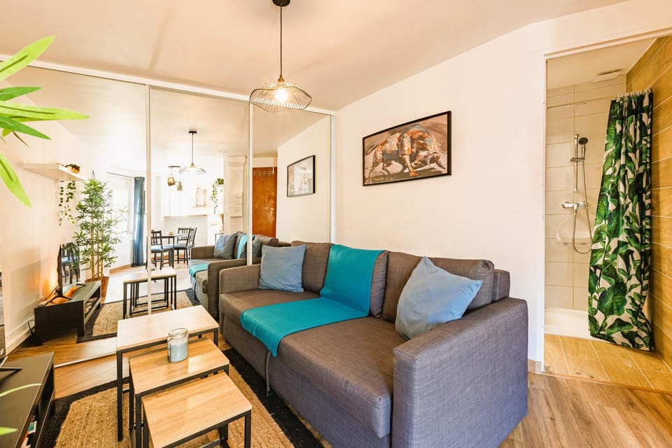 Bed, Living room, Decorative detail, Seating area, internet, internet, wardrobe, air conditioner, air conditioner