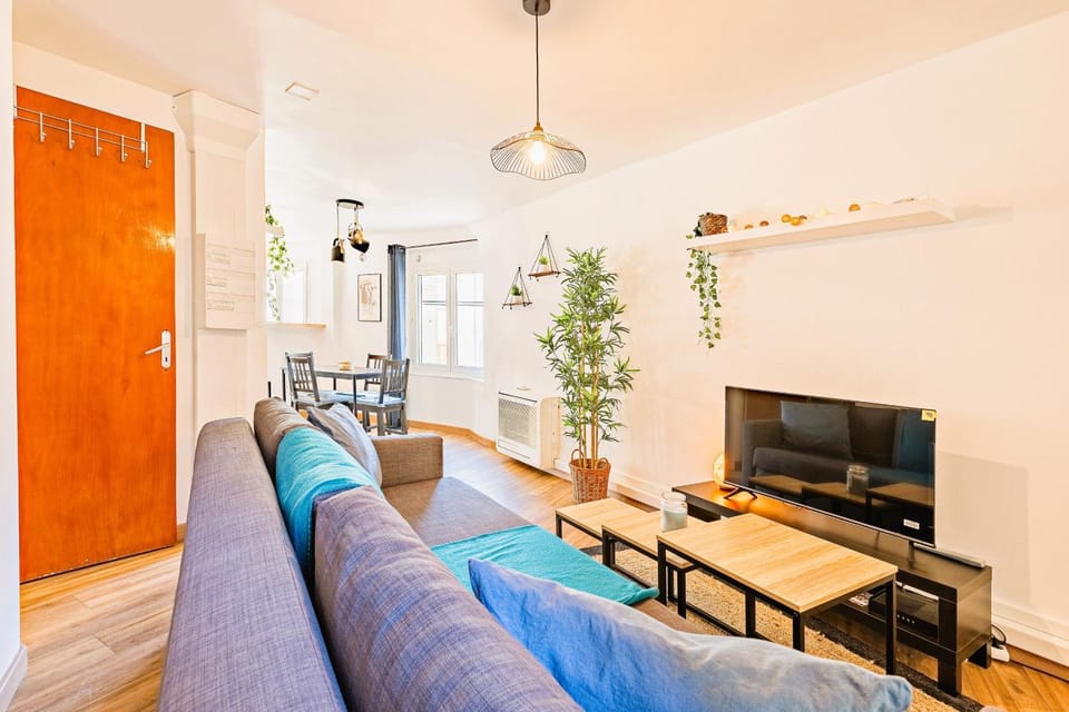 Bed, TV and multimedia, Living room, Decorative detail, Seating area, Dining area, internet, internet, air conditioner, air conditioner