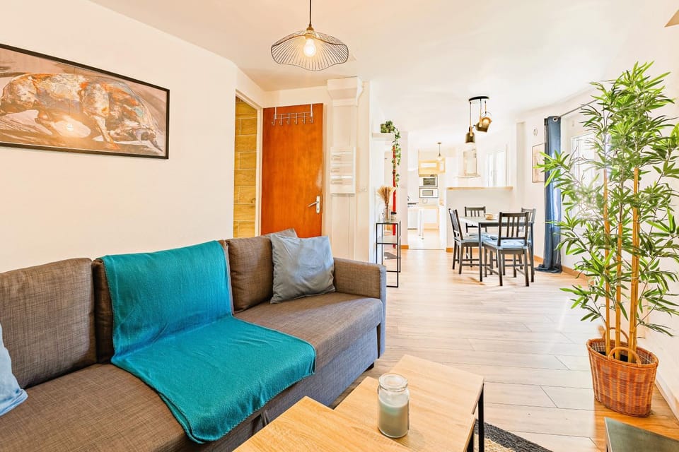 Bed, Living room, Decorative detail, Seating area, Dining area, internet, air conditioner