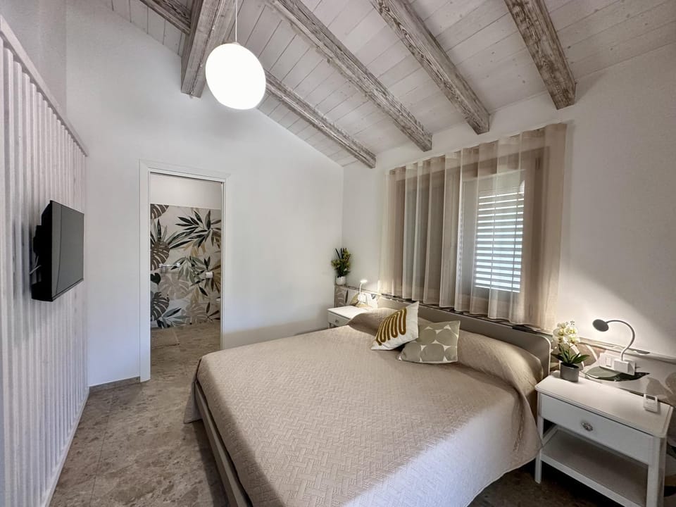 Bed, TV and multimedia, Photo of the whole room, Bedroom