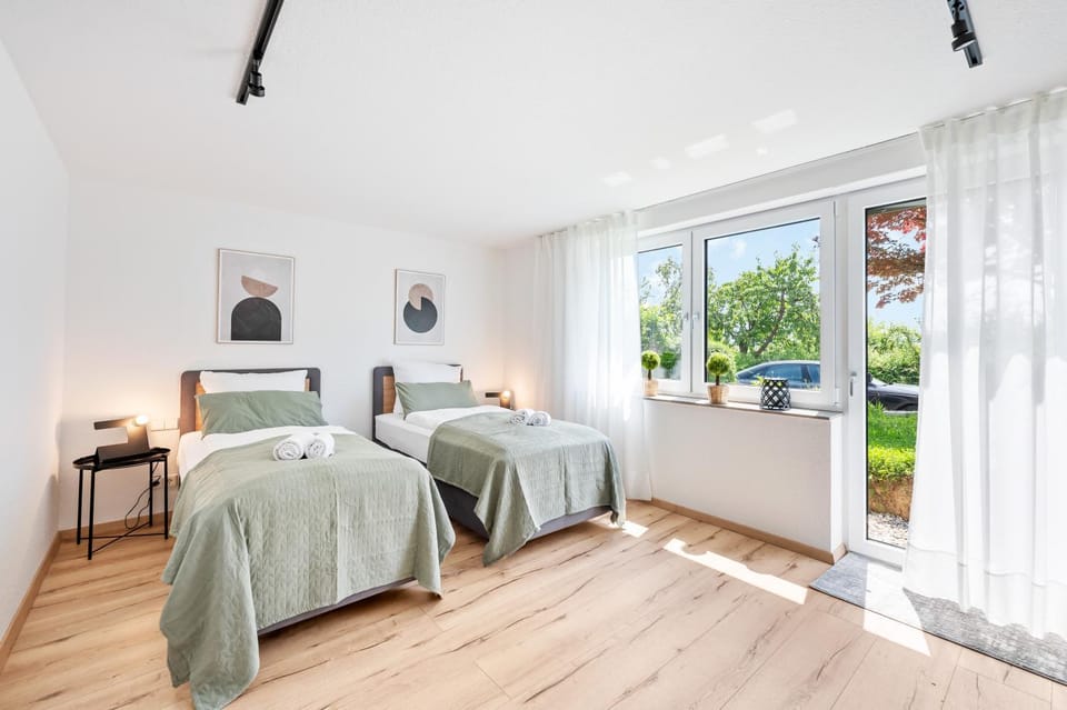 Bed, TV and multimedia, Photo of the whole room, Bedroom, Garden view, Facility for disabled guests