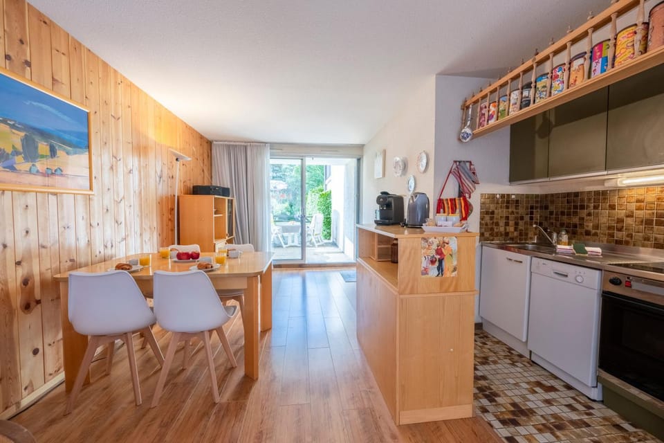 Coffee/tea facilities, Dining area, dishwasher, oven, stove, kitchen