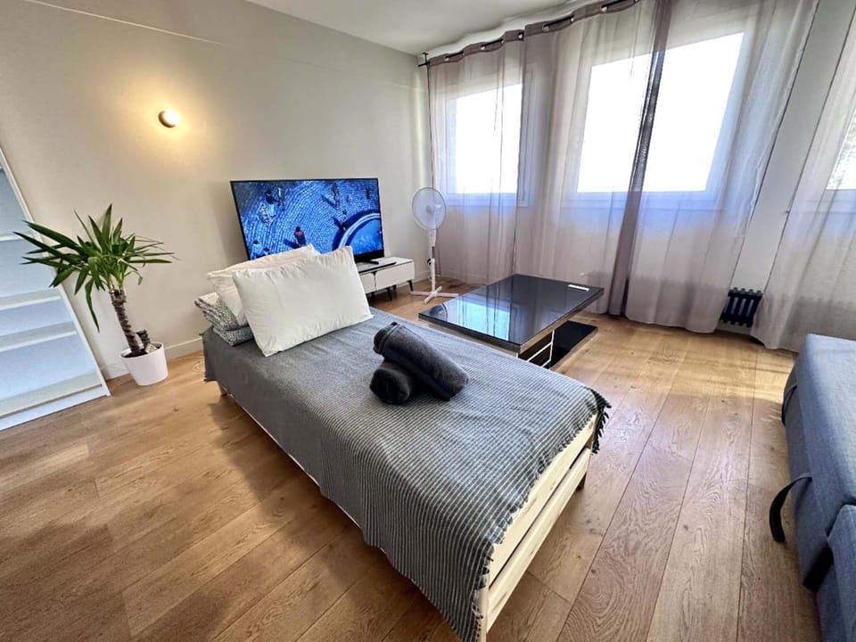 Bed, Living room, Photo of the whole room, Seating area, towels