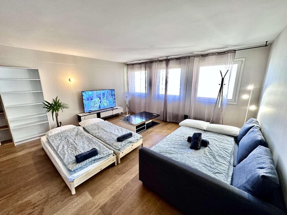 Bed, TV and multimedia, Living room