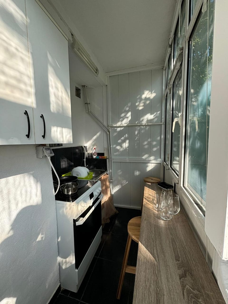 Kitchen or kitchenette, Dining area, stove