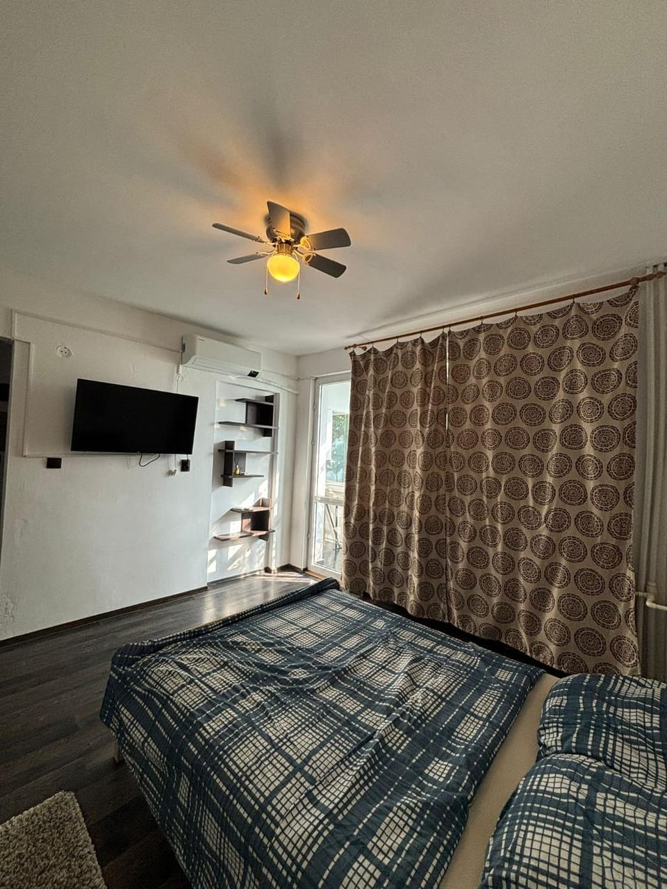 Bed, TV and multimedia, Photo of the whole room, Bedroom