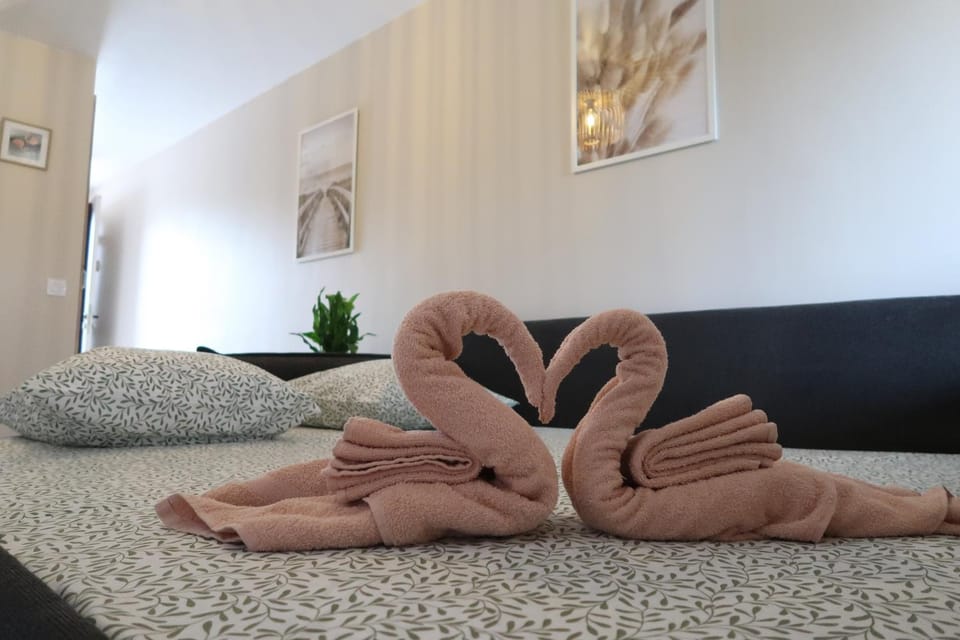 Bed, Living room, towels