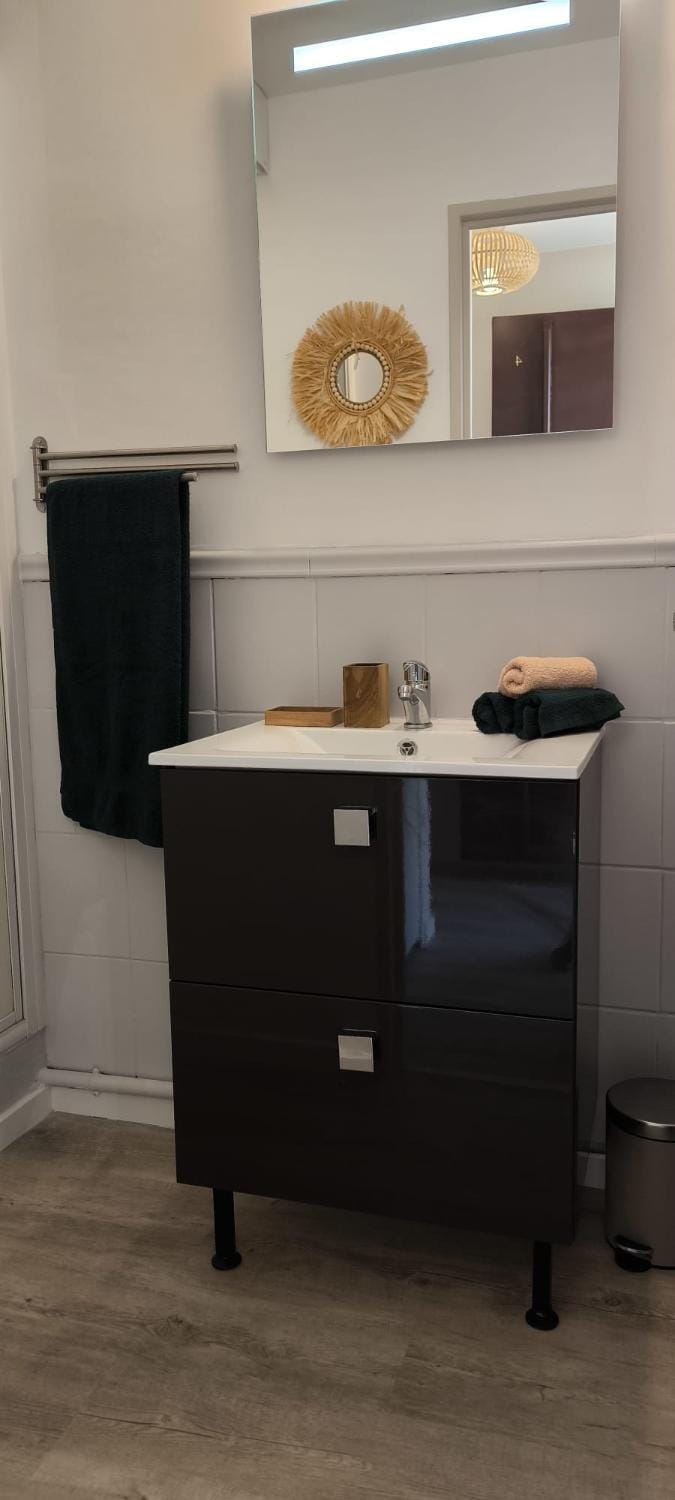 Bathroom, towels
